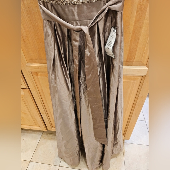 Xscape Embroidered Sequined Ball Gown Lace-Bodice Belted Gown Size 6 NWT - Picture 9 of 16